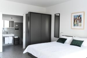 - une chambre avec un grand lit blanc et un lavabo dans l'établissement Buric House - M suite - 95m2 and 54 m2 terrace, à Rovinj