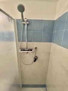 y baño con ducha con cabezal de ducha. en La Casetta - Ascea (SA), en Ascea