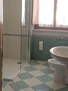 y baño con ducha, aseo y lavamanos. en Pasubio House casa vacanze, en Campobasso