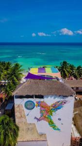 un edificio con una pintura de pavo real en él junto a la playa en Hotel Kay Adults Only en Playa del Carmen