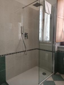 y baño con ducha y puerta de cristal. en Pasubio House casa vacanze, en Campobasso