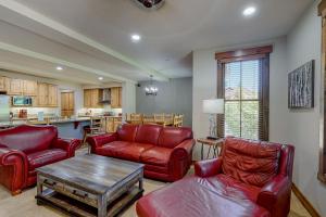een woonkamer met rode meubels en een keuken bij Lodges 1125 in Mammoth Lakes