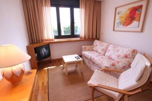 uma sala de estar com um sofá e uma mesa em apartamento en ribadesella alta turismo VUT 265AS em Ribadesella