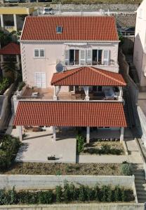 ムリニにあるApartments Vita - Modern apartments with a beautiful view of the Adriatic seaの赤い屋根の家屋