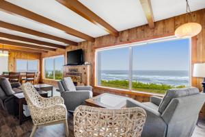 ein Wohnzimmer mit Meerblick in der Unterkunft Sea Castle BeachFront Getaway in Lincoln Beach