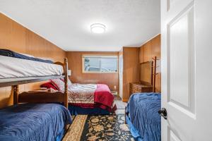 Ein Etagenbett oder Etagenbetten in einem Zimmer der Unterkunft Sea Castle BeachFront Getaway