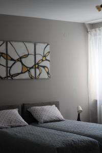 1 dormitorio con 2 camas y una foto en la pared en "Grey Apartment" Subotica en Subotica