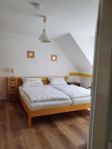 una camera da letto con un letto in una stanza di Haus Zwanzig a Weisel