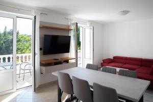 TV a/nebo společenská místnost v ubytování Apartmani Vrtodusic