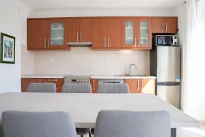 Kuchyň nebo kuchyňský kout v ubytování Apartmani Vrtodusic
