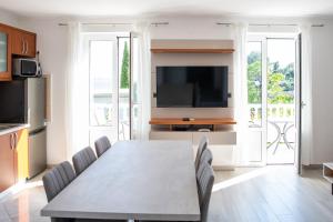 TV a/nebo společenská místnost v ubytování Apartmani Vrtodusic