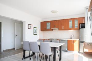 Kuchyň nebo kuchyňský kout v ubytování Apartmani Vrtodusic