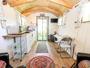 eine Küche und ein Esszimmer mit einem Tisch und Stühlen in der Unterkunft Hugatree in Little Dunham