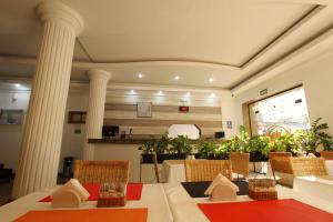 Um restaurante ou outro lugar para comer em Gran Chevalier Hotel