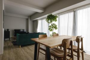 comedor con mesa de madera y sillas en THREE - Vacation STAY 38687v, en Tokio