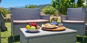 una mesa con un bol de fruta encima en House Castiadas tra Mare e Montagna, en Castiadas