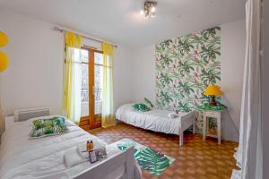 een slaapkamer met een bed, een bank en een raam bij Appartement Cyria - Welkeys in Saint-Cyr-sur-Mer