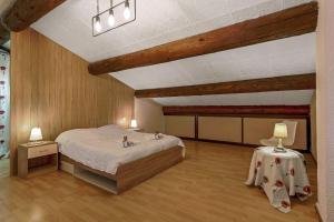 een slaapkamer met een groot bed en 2 tafels bij Appartement Cyria - Welkeys in Saint-Cyr-sur-Mer