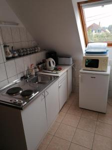 A kitchen or kitchenette at Tamás Bátya Kunyhója
