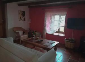 uma sala de estar com uma mesa e uma janela em Casa Rural Los Mozos em Guarazoca
