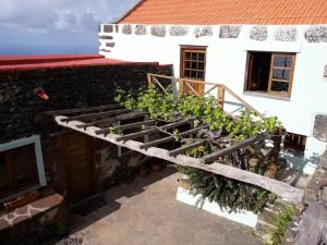 una escalera a un edificio con plantas en él en Casa Rural Los Mozos en Guarazoca