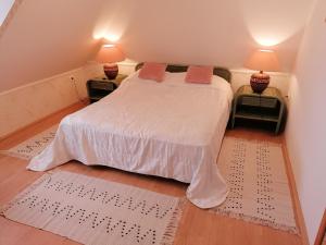 A bed or beds in a room at Tamás Bátya Kunyhója