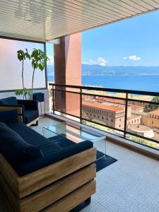 ein Wohnzimmer mit Meerblick in der Unterkunft Grand T2 STANDING AJACCIO Proche centre et plages VUE PANORAMIQUE PARKING PRIVE in Ajaccio