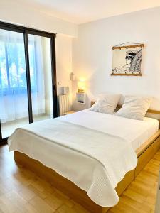 Ένα ή περισσότερα κρεβάτια σε δωμάτιο στο Grand T2 STANDING AJACCIO Proche centre et plages VUE PANORAMIQUE PARKING PRIVE