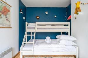 een stapelbed in een kamer met een blauwe muur bij Appartement Liberty - Welkeys in Marseille