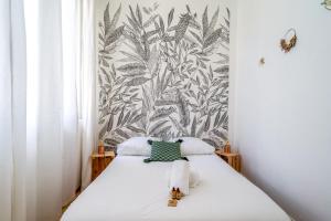 een slaapkamer met een bed met een muurschildering bij Appartement Liberty - Welkeys in Marseille