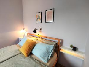 a bedroom with a bed with blue and yellow pillows at Apartment for Two 200m from the Beach in Pula