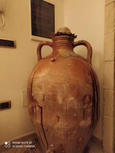 um velho vaso enferrujado sentado numa sala em La casa nel borgo em Acaya