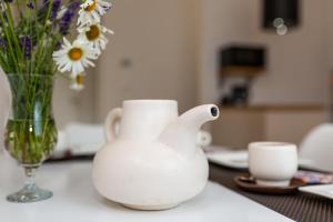 Příslušenství pro přípravu čaje a kávy v ubytování Apartment Nada 1
