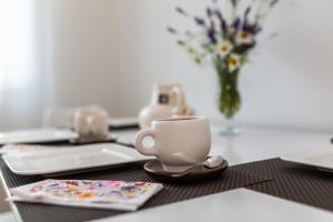 Příslušenství pro přípravu čaje a kávy v ubytování Apartment Nada 1