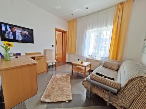 Televízia a/alebo spoločenská miestnosť v ubytovaní Hotel Sunce