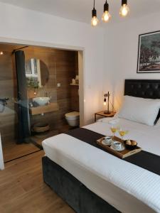 ein Schlafzimmer mit einem Bett und einem Tablett mit Getränken darauf in der Unterkunft Dream Variant in Trogir