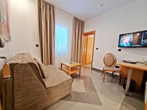 Televízia a/alebo spoločenská miestnosť v ubytovaní Hotel Sunce