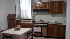 małą kuchnię ze stołem i kuchenką w obiekcie Casa Vacanza Da Sofì w mieście Cerda