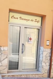 Znak nad drzwiami casa valencia do sushi w obiekcie Casa Vacanza Da Sofì w mieście Cerda