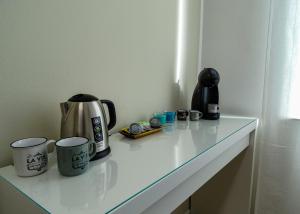 Suite 649 Bilocale con terrazzo咖啡機或泡茶用具