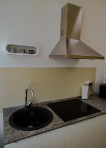 Een keuken of kitchenette bij Suite 649 Bilocale con terrazzo