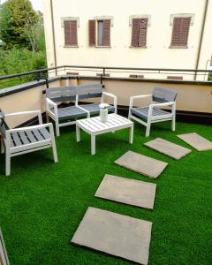 patio con sedie, tavolo e prato di Suite 649 Bilocale con terrazzo a Modena