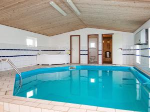 HarboørにあるThree-Bedroom Holiday home in Brovst 18の- 青い水の大型スイミングプール(客室内)