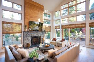 un soggiorno con ampie finestre e camino di New Listing In The NEW Signature Collection At Old Greenwood! a Truckee