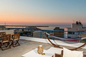 balcone con amaca e vista sull'oceano di Areti Seaview Residence a Rethymno