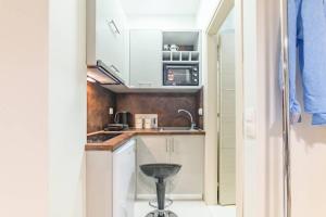 O bucătărie sau chicinetă la Bella Partenza Studio +16 fotografii