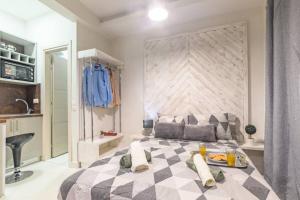 Un pat sau paturi într-o cameră la Bella Partenza Studio
