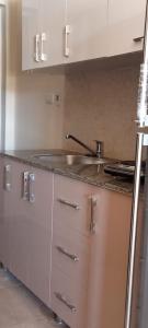 eine Küche mit Spüle und Arbeitsplatte in der Unterkunft Aqua view Park North coast ---91km in El-Alamein