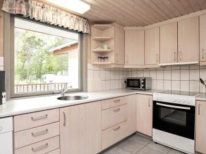 Kuchyň nebo kuchyňský kout v ubytování 8 person holiday home in Læsø-By Traum