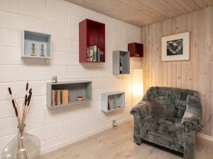 Posezení v ubytování 8 person holiday home in Læsø-By Traum
